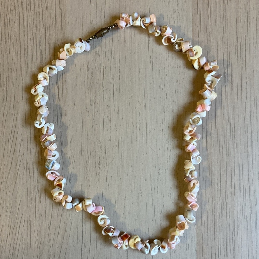 2 Shell Necklaces - Picture 3 of 11